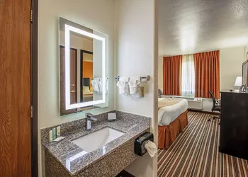 Quality Inn Dodge City hotel thumbnail 8