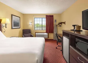 Baymont by Wyndham Cedar Rapids hotel thumbnail 5