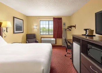 Baymont by Wyndham Cedar Rapids hotel thumbnail 5