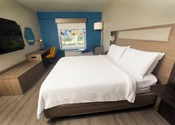 Holiday Inn Express & Suites Cocoa by IHG hotel thumbnail 6