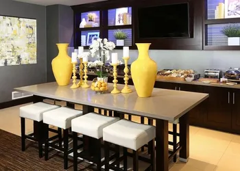 Holiday Inn Hotel & Suites East Peoria by IHG hotel thumbnail 2