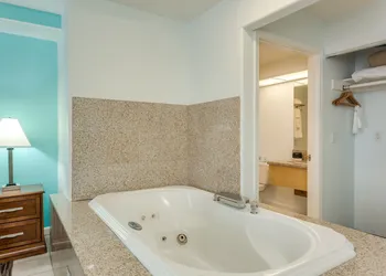 Pacifica Beach Hotel hotel thumbnail 4
