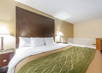 Quality Inn & Suites Portsmouth hotel thumbnail 8