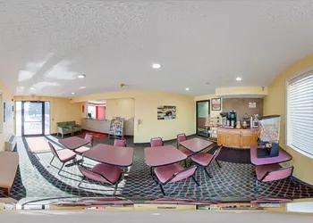 Econo Lodge Lincoln hotel thumbnail 4