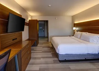 Holiday Inn Express & Suites Shelbyville Indianapolis by IHG hotel thumbnail 6