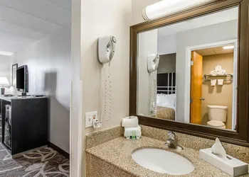 Red Roof Inn & Suites Middleborough hotel thumbnail 7