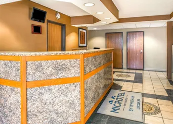 Microtel Inn & Suites by Wyndham Lincoln hotel thumbnail 2