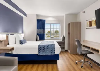 Microtel Inn & Suites by Wyndham Lincoln hotel thumbnail 6