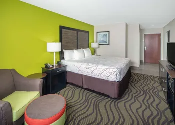 La Quinta Inn by Wyndham Calhoun South I-75 hotel thumbnail 5