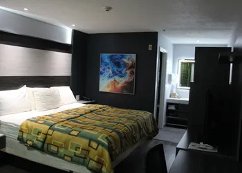 Douglas Inn And Suites hotel thumbnail 7