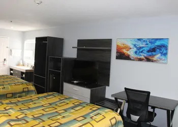 Douglas Inn And Suites hotel thumbnail 8