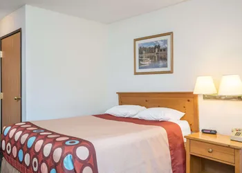 Super 8 by Wyndham Phillips hotel thumbnail 8