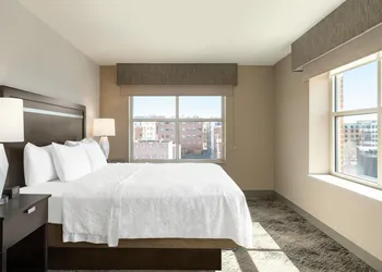 Hampton Inn Portland Downtown - Waterfront hotel thumbnail 6