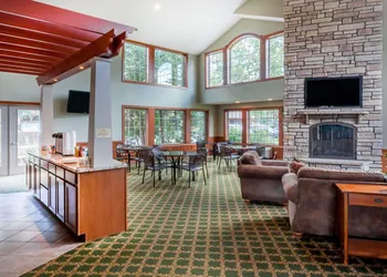 Howard Johnson by Wyndham Traverse City hotel thumbnail 2