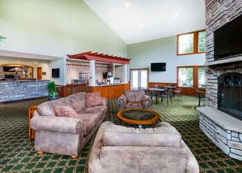 Howard Johnson by Wyndham Traverse City hotel thumbnail 3