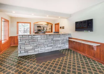 Howard Johnson by Wyndham Traverse City hotel thumbnail 4