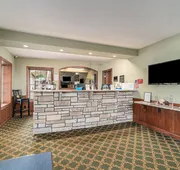 Howard Johnson by Wyndham Traverse City hotel detail image 5