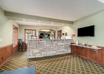 Howard Johnson by Wyndham Traverse City hotel thumbnail 5