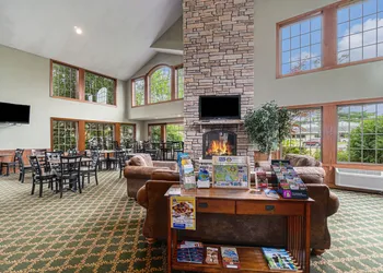 Howard Johnson by Wyndham Traverse City hotel thumbnail 6