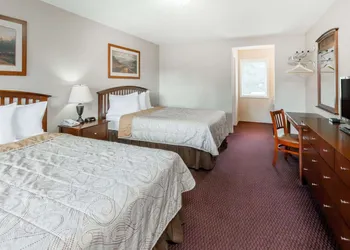 Howard Johnson by Wyndham Traverse City hotel thumbnail 8