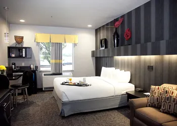 Metropolis Resort hotel thumbnail 5