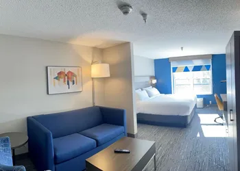 Holiday Inn Express & Suites Marquette by IHG hotel thumbnail 2