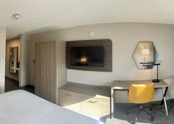 Holiday Inn Express & Suites Marquette by IHG hotel thumbnail 5