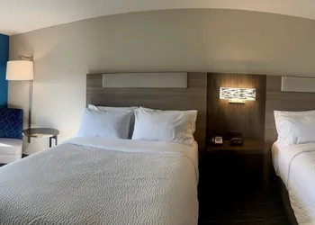 Holiday Inn Express & Suites Marquette by IHG hotel thumbnail 7