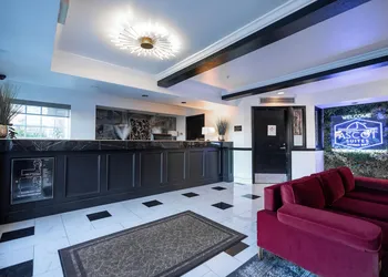 Ascot Suites hotel thumbnail 2