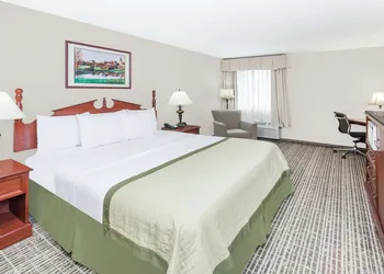 Baymont by Wyndham Elkhart hotel thumbnail 7