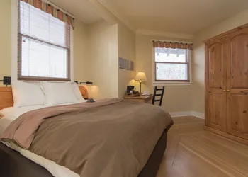 Deer Lodge hotel thumbnail 6