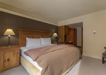 Deer Lodge hotel thumbnail 8