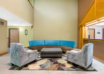 Days Inn & Suites by Wyndham Wichita hotel thumbnail 2