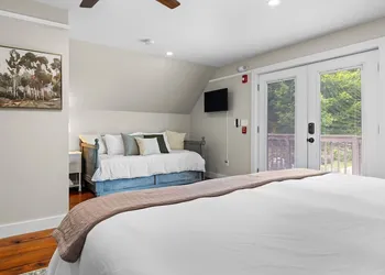 The Aurora Inn & Cottages hotel thumbnail 6
