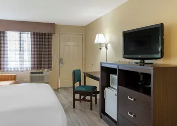 University Inn & Suites hotel thumbnail 6