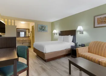 University Inn & Suites hotel thumbnail 7