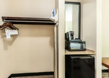 Red Lion Inn & Suites Mineral Wells hotel thumbnail 3