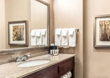 Red Lion Inn & Suites Mineral Wells hotel thumbnail 6