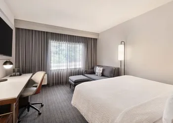 Courtyard by Marriott Burlington hotel thumbnail 5