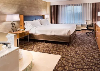 Holiday Inn Hotel & Suites Warren by IHG hotel thumbnail 2