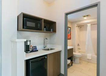 Comfort Suites London hotel thumbnail 5