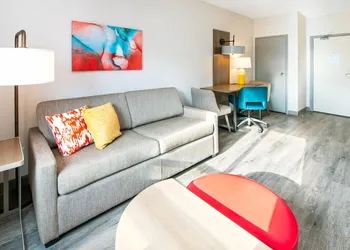 Comfort Suites London hotel thumbnail 4