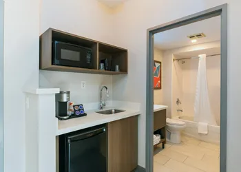 Comfort Suites London hotel thumbnail 5