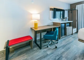 Comfort Suites London hotel thumbnail 8