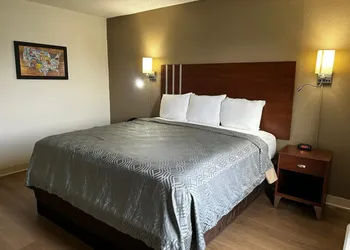 Econo Lodge Inn & Suites Chambersburg Central hotel thumbnail 7