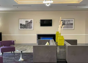 La Quinta Inn & Suites by Wyndham Waxahachie hotel thumbnail 2