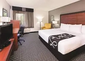La Quinta Inn & Suites by Wyndham Waxahachie hotel thumbnail 5