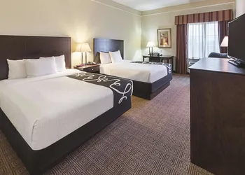 La Quinta Inn & Suites by Wyndham Waxahachie hotel thumbnail 7