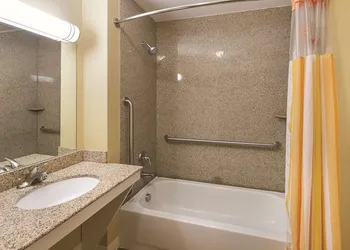 La Quinta Inn & Suites by Wyndham Waxahachie hotel thumbnail 8