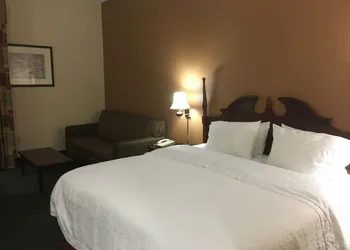 Hampton Inn Bedford hotel thumbnail 8